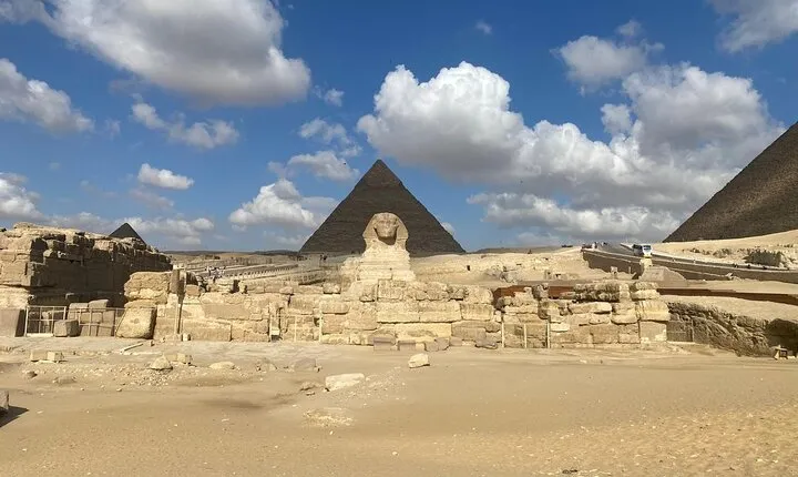Around Sphinx and Pyramids with private tour guide
