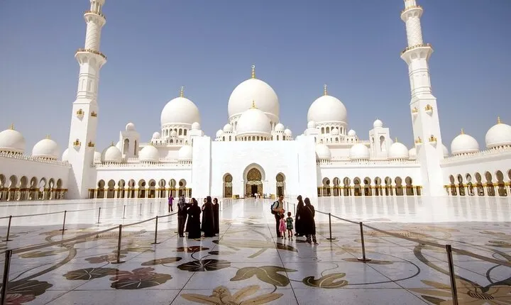 Abu Dhabi City Tour With Shaikh Zayed Grand Mosque.