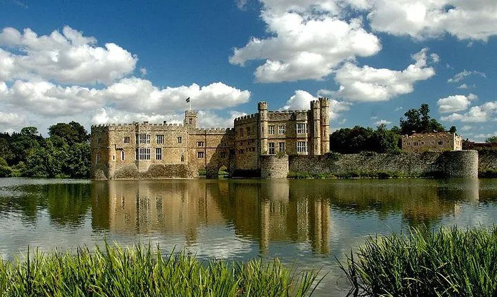 Leeds Castle, Canterbury, Dover, Greenwich Boat ride & snack pack