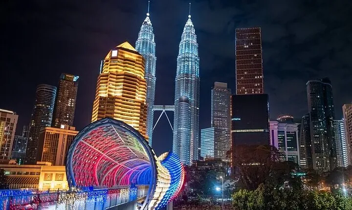 Kuala Lumpur Night Tour with Lake Symphony and Saloma Bridge