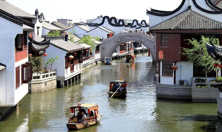 Private Shanghai Layover Tour to Zhaojialou Water Town with Lunch or Dinner