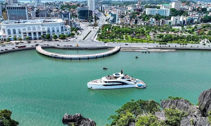 Luxury Yacht Discovery Halong Bay or Bai Tu Long Bay from Harbor