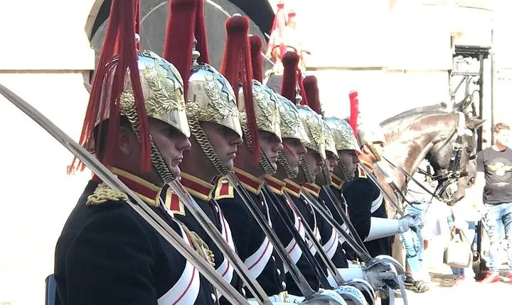 Half Day Walking Tour of Traditional London by Walking & Public Transportation