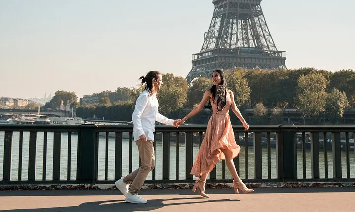 Paris : Professional Private Photoshoot with the Eiffel Tower