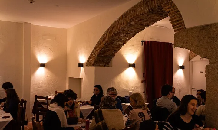 Lisbon: Dinner with Fado Show with the Rising Stars of Fado