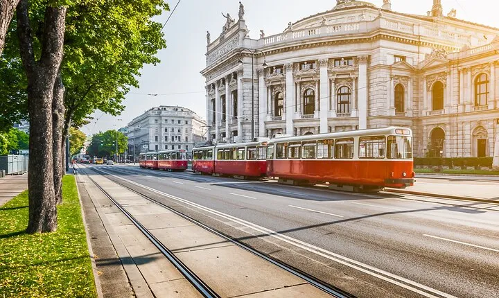 Private Transfer from Prague to Vienna with 2h for Sightseeing