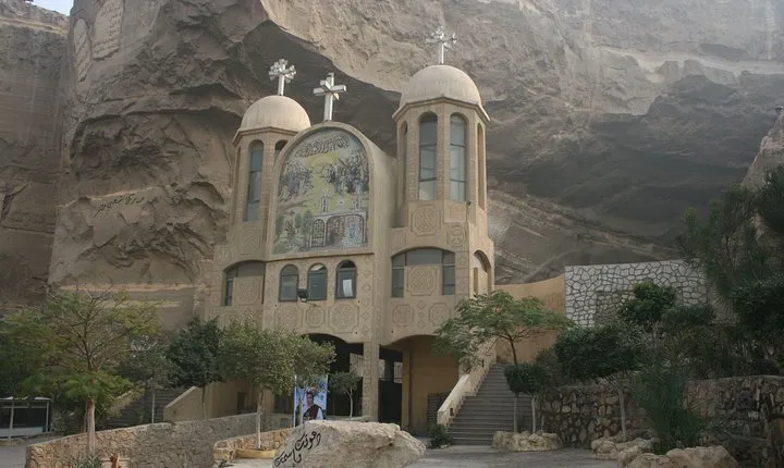 Private Half Day Tour to Garbage City and Cave Church