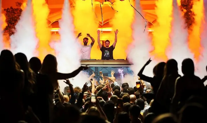 Vegas Nightclub Crawl by Party Bus with Fast Pass Entry