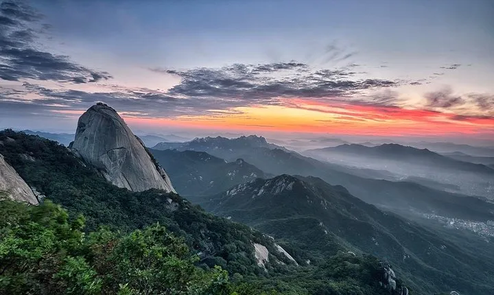 Bukhansan Mountain Private Hike with Lunch
