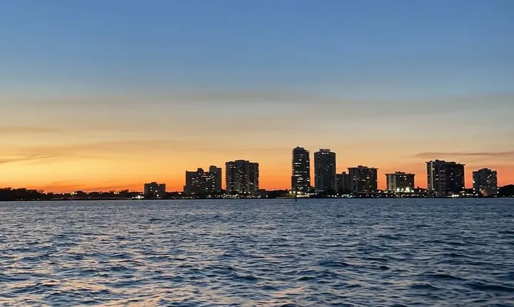 Private Moon-Watch Boat Cruise in Fort Lauderdale