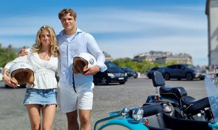 Private tour DE 2 h 00 with champagne and vintage sidecar.