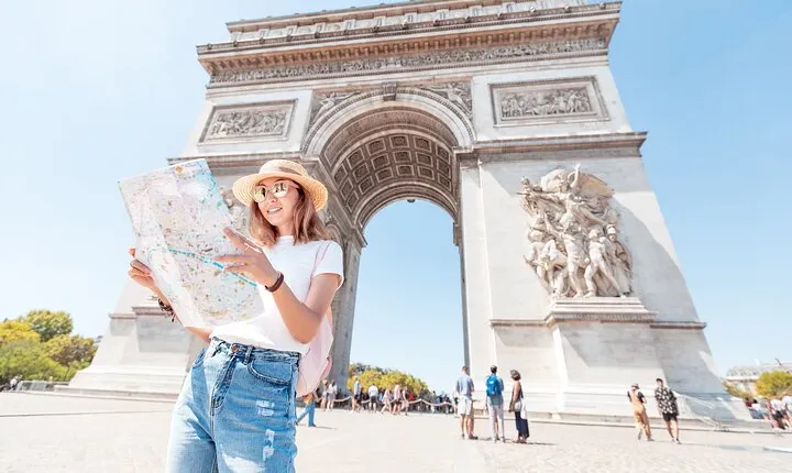 Paris's Old Town and Top Attractions Private Car Tour 