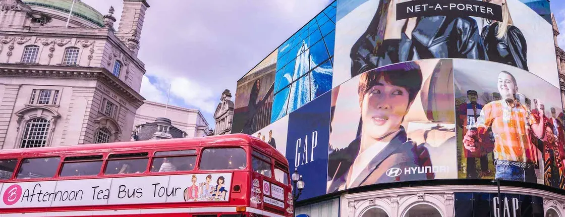 Afternoon tea bus tour of London
