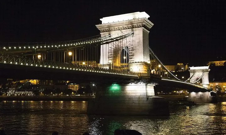 Bright Lights of Budapest Night Tour with Boat Cruise and Wine