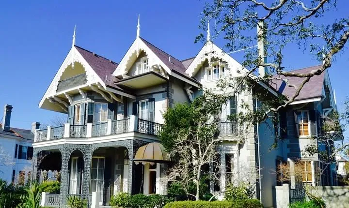 New Orleans Garden District and Lafayette Cemetery Tour
