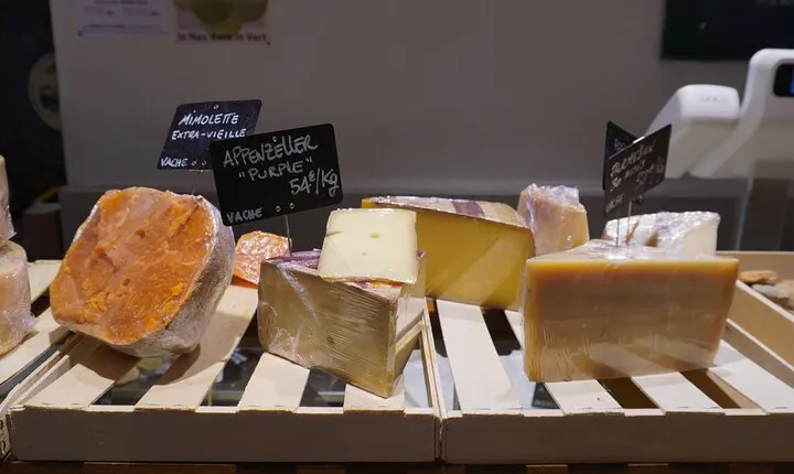 Tasting of 5 Nice and Italian cheeses in a local setting