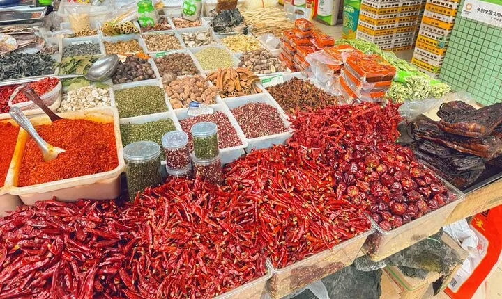 Chengdu Private Guided Local Market Tour:Street Snacks and Coffee