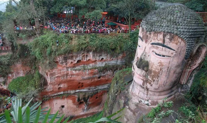 Leshan Giant Buddha and Huanglongxi Ancient Town Day Trip