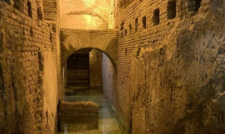 Trevi Fountain Tour and Underground Tour