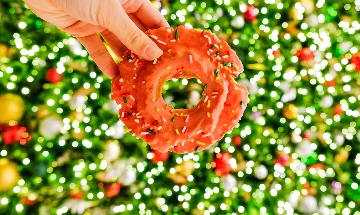 Magical Midtown Holiday Tour: Donuts, Lights & Hot Chocolate