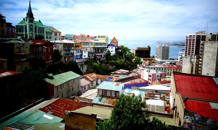 The Tour of Valparaiso in French on foot and in a small group