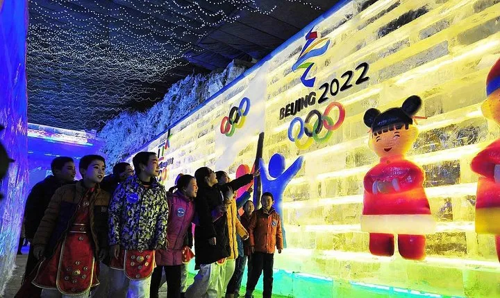 Private Day Tour to Badaling Great Wall and Longqing Gorge Ice Lantern Festival