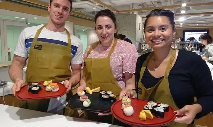 Tokyo Tsukiji Outer Fish Market Tour and Sushi Cooking Lesson