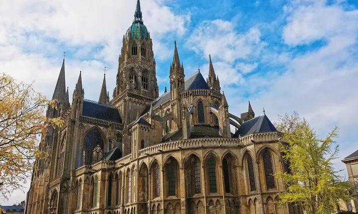 Private Transfer from Saint-Malo to Bayeux - Up to 7 People