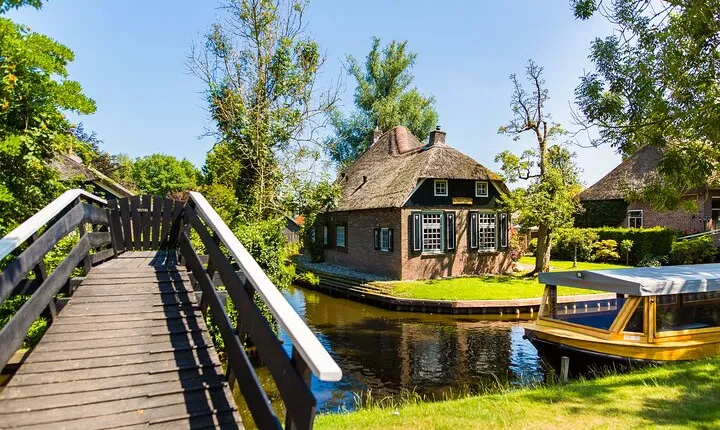 Giethoorn and Afsluitdijk Day Trip from Amsterdam with Boat Trip