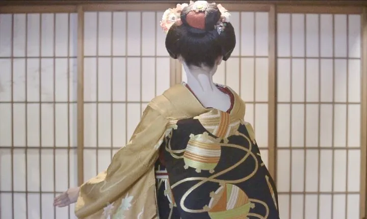 Private Geisha show with Maiko, an apprentice Geisha