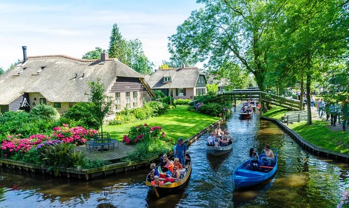 Giethoorn Day Trip from Amsterdam with Cruise & Audio-Guided Walk