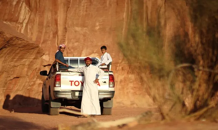 Wadi Rum 2-Day Jeep Tour with Meals and Overnight in Bedouin Camp