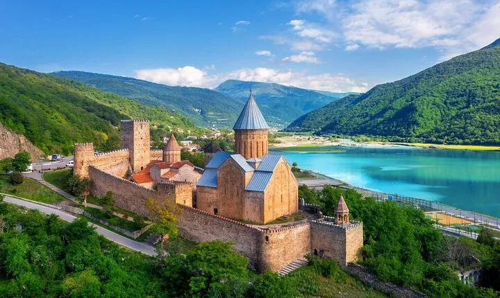 Day Trip to Gudauri and Kazbegi Including 4WD