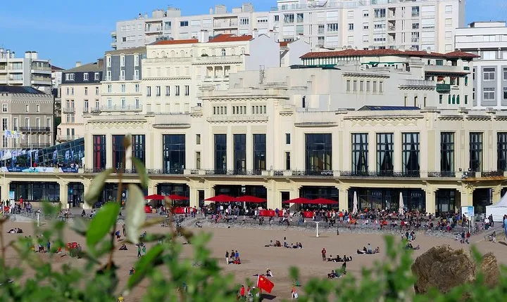 Private 3-hour Walking Tour of Biarritz with official tour guide