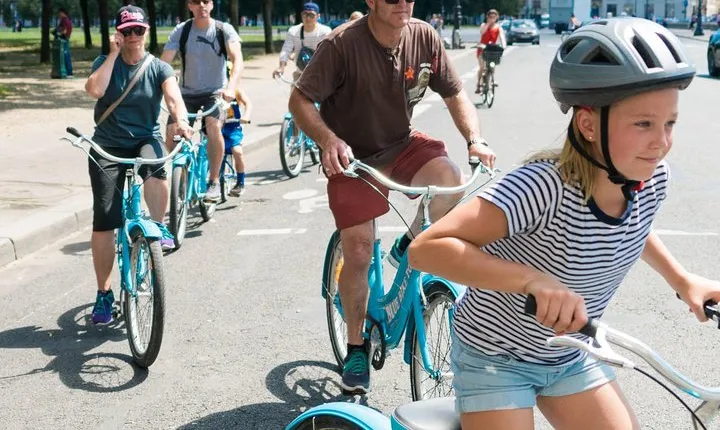 Paris Highlights Bike Tour: Eiffel Tower, Louvre and Notre-Dame