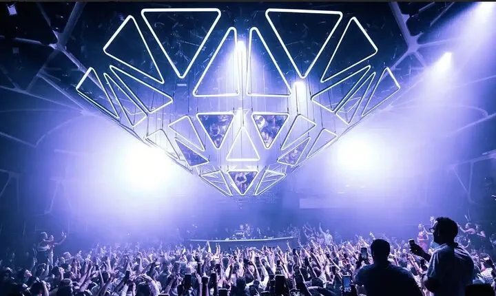 Las Vegas: VIP Club Crawl with Party Bus, Express Entry & Drinks