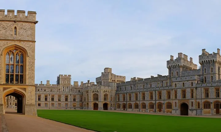 Private Chauffeured Luxury Minivan to Windsor Castle from London