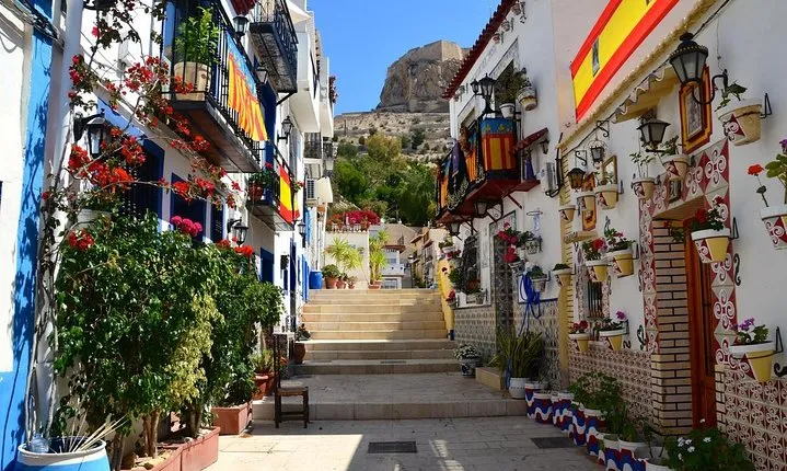Explore the old city center of Alicante private walking tour