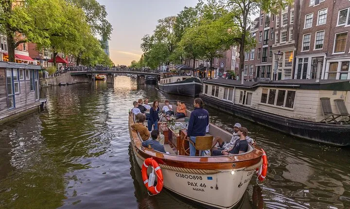 Amsterdam: 2-Hour Canal Cruise incl. Drinks & Dutch Snacks