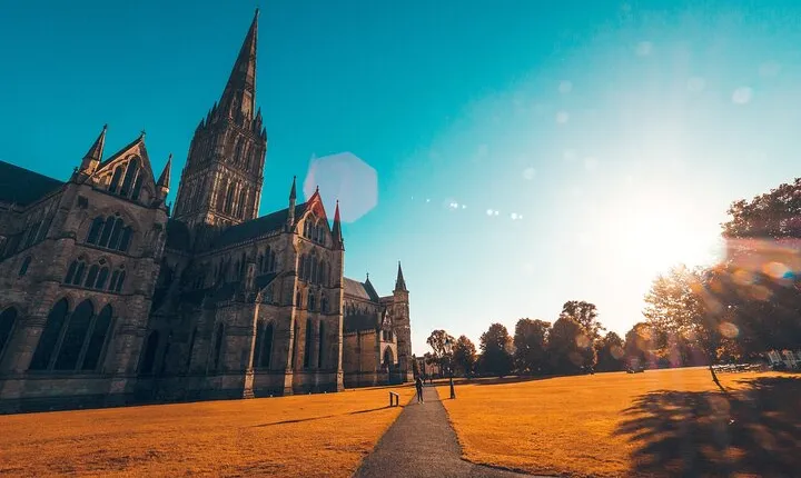 Salisbury Tour App, Hidden Gems Game and Big Britain Quiz (1 Day Pass) UK