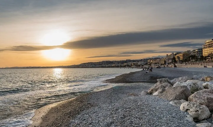 Private Transfer From Milan To Nice With a 2 Hour Stop in Genoa