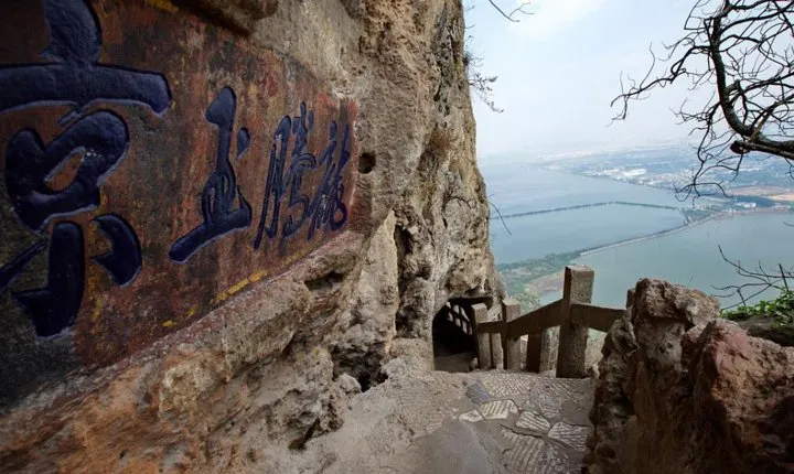 One day West Hills Yuantong Temple and Green Lake Tour