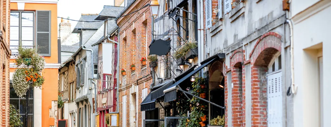 Private walking tour of Honfleur with a local guide