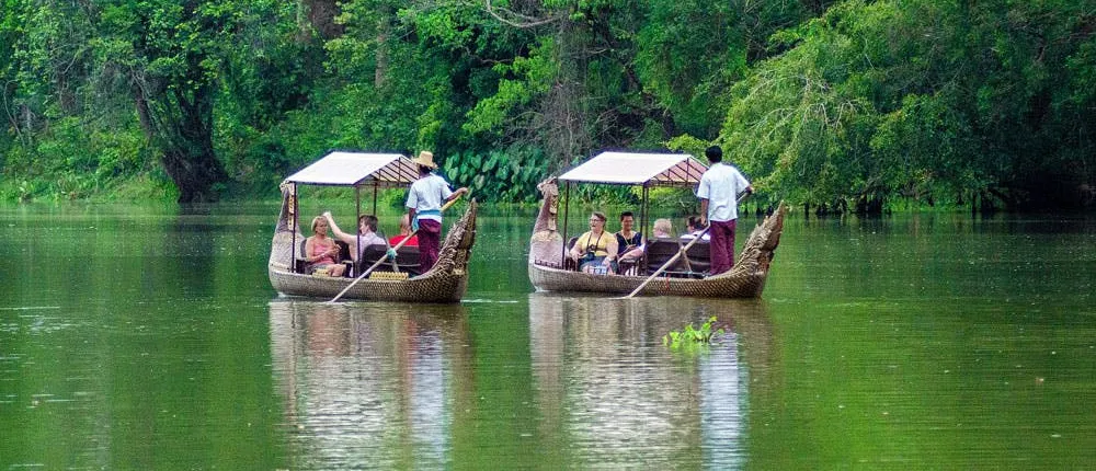 Angkor and countryside panoramic drive by 4x4 with sunset cruise