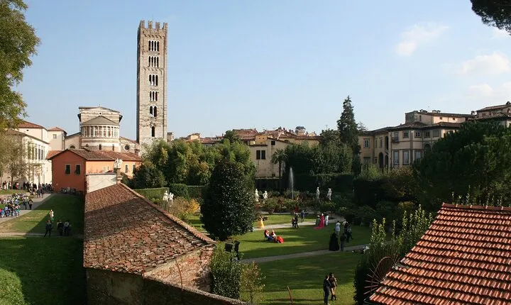 From Florence: Private Minivan Excursion to Lucca