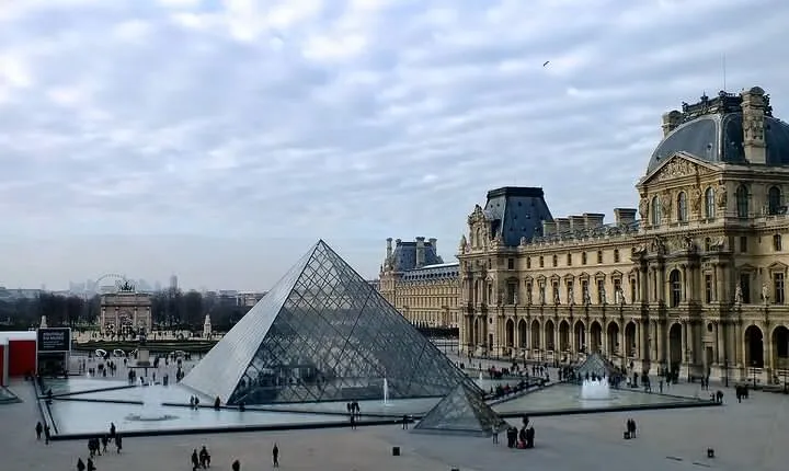 Half Day Paris Tour with CDG Airport pickup and drop off