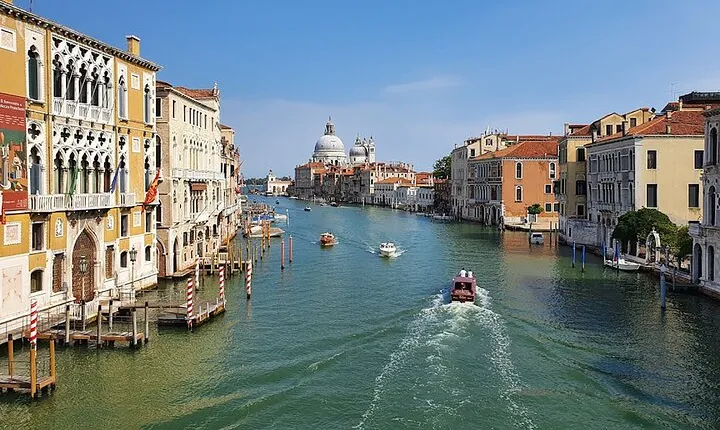 Romantic Serenade Gondola Tour: Private Ride