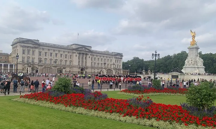 London Westminster Self-Guided Walking Tour and Scavenger Hunt