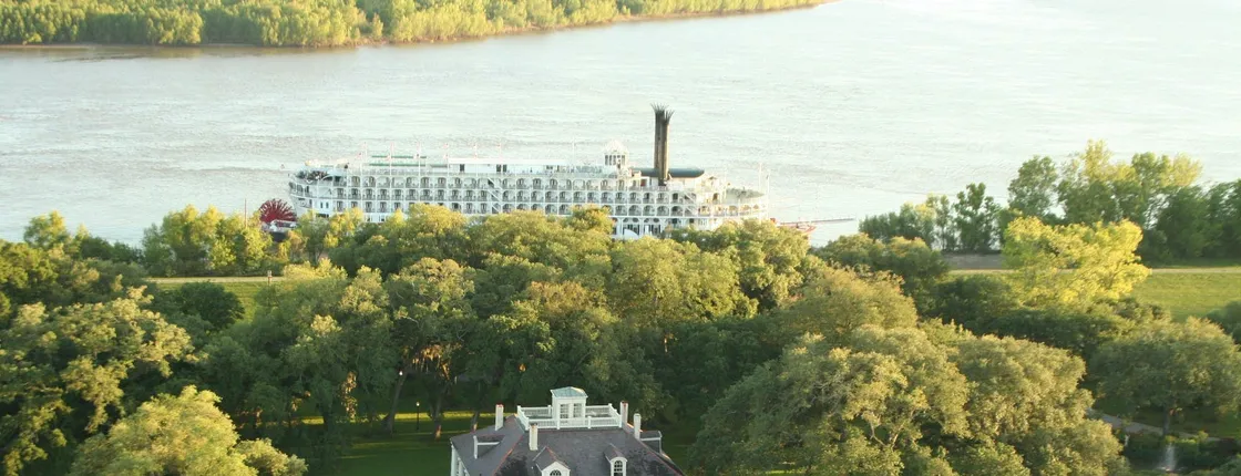Houmas House estate and gardens and Great River Road museum tour combo