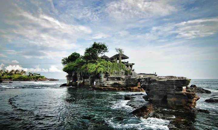 Tanah Lot Temple and Uluwatu Temple Tour with Shopping
